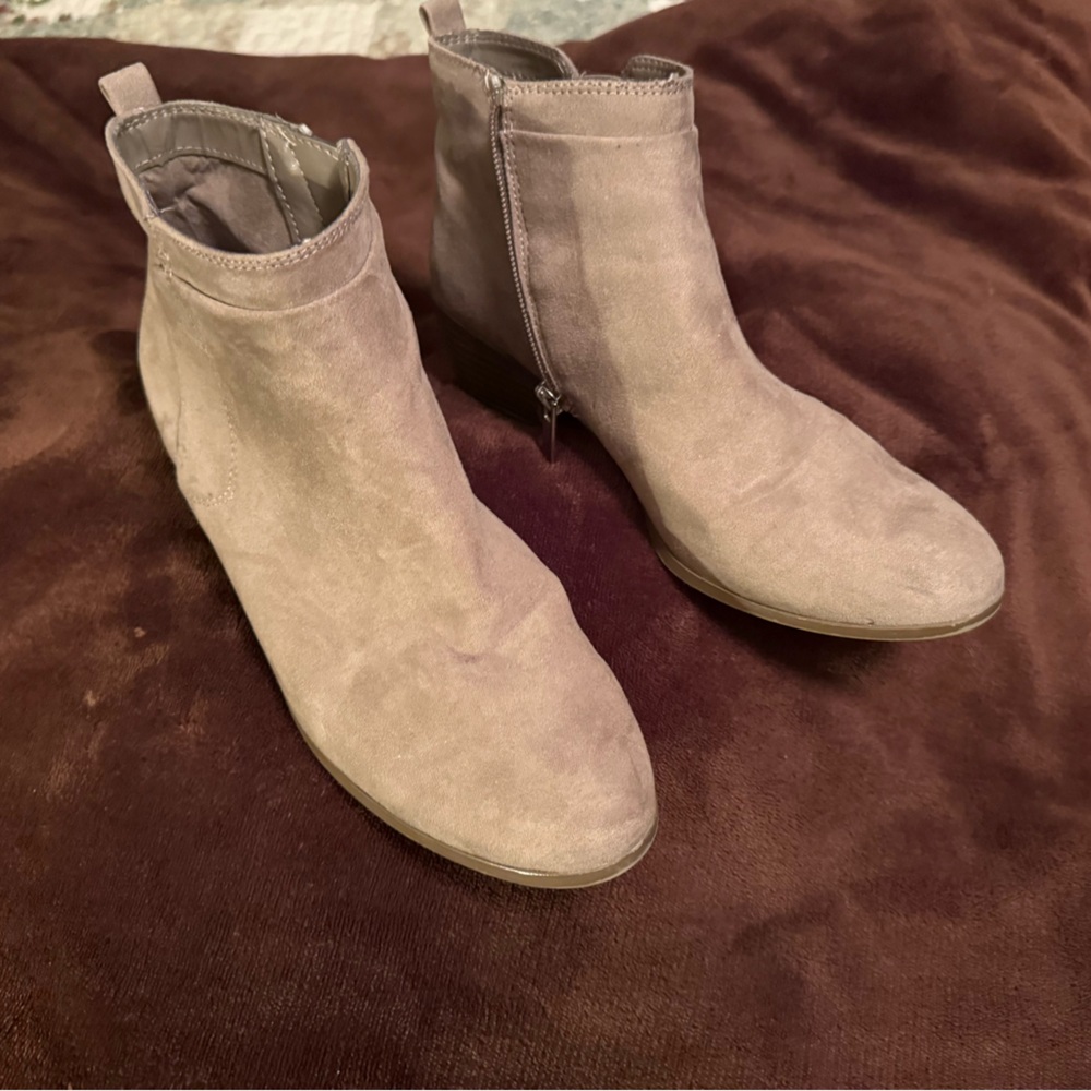 Libby-Edelman tan, suede booties, size 7.5